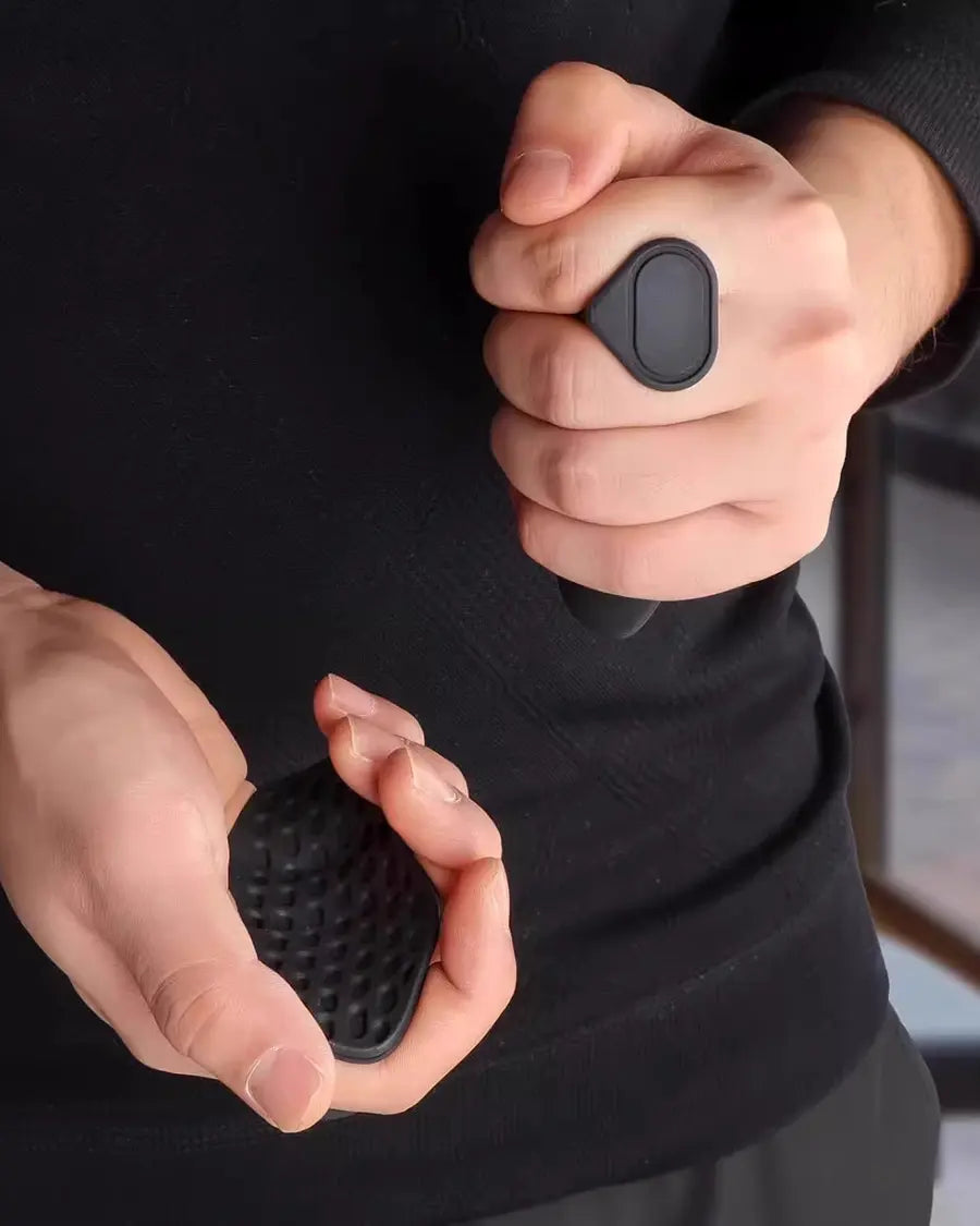 Hand Grip anti-dérapant MonsterLab utilisé correctement sur une barre, avec protection de paume