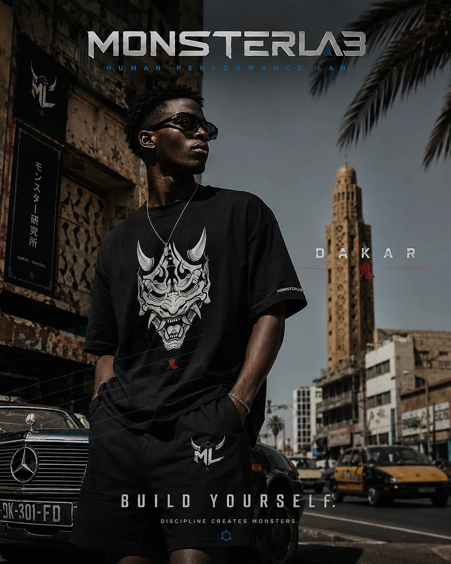 MonsterLab Men Evolution Series — t-shirt oversize Oni en contexte urbain