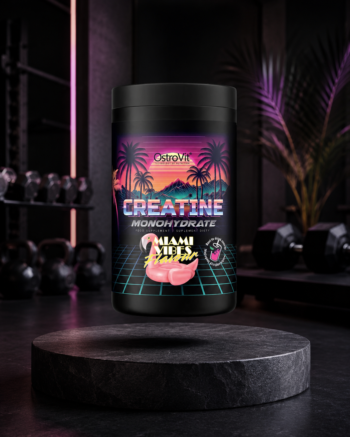 OstroVit Creatine Miami Vibes 500g dans une scène premium fitness sombre