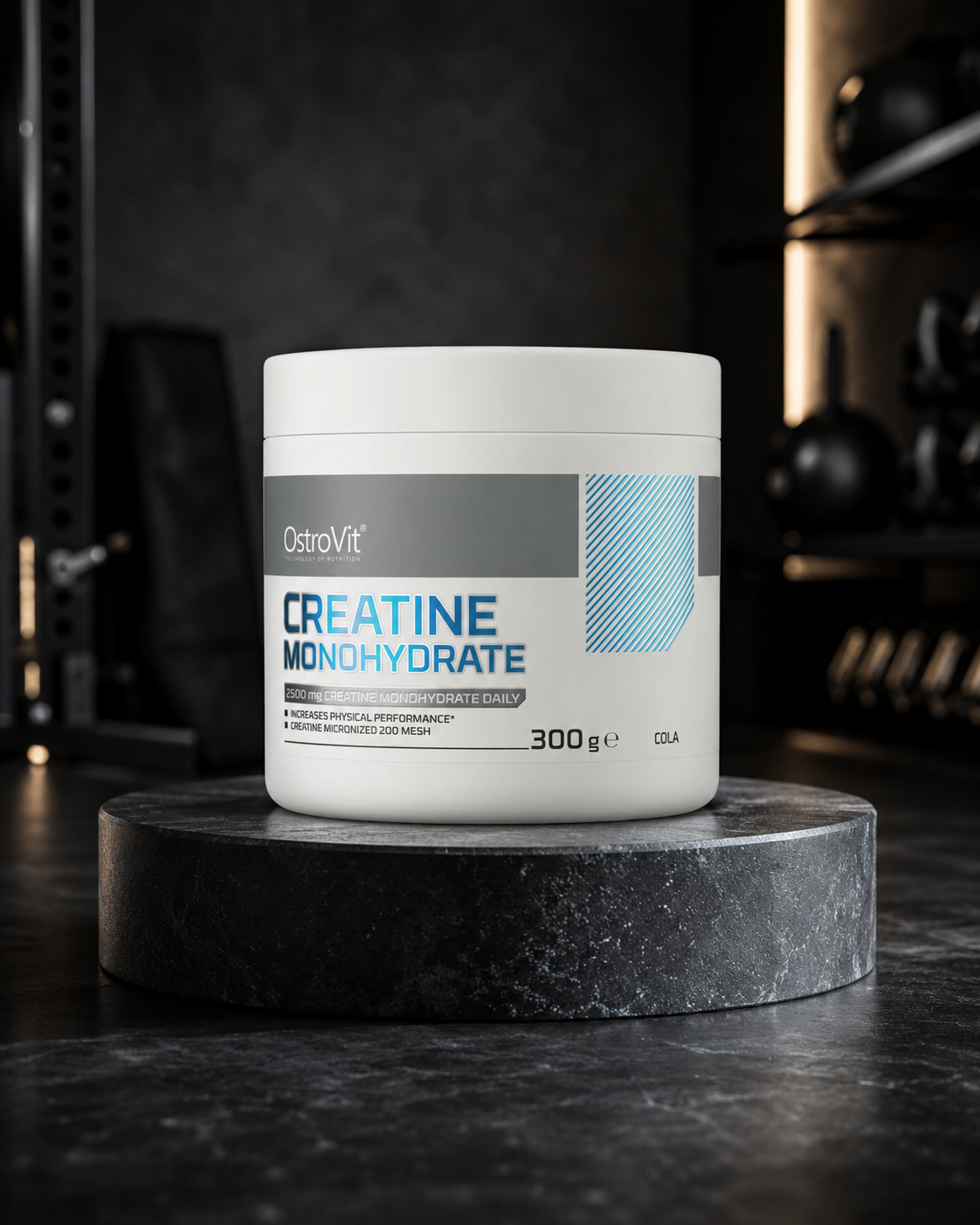 OstroVit Creatine Monohydrate 300g dans une scène premium fitness sombre